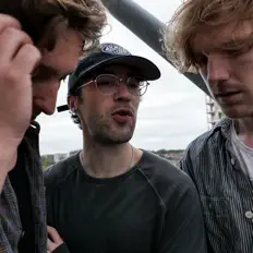 Kitschを聴いたり、ミュージックビデオを鑑賞したり、経歴やツアー日程などを確認したりしましょう！