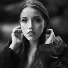 Luister naar Rosanne Gianna Stiller, bekijk muziekvideo's, lees de bio, bekijk de tourdata, en meer!