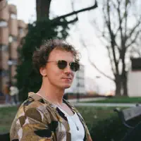Ascolta undefined, guarda video musicali, leggi la biografia, vedi le date del tour & altro!