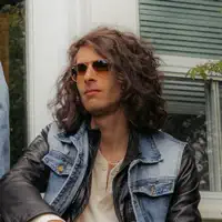 Ascolta undefined, guarda video musicali, leggi la biografia, vedi le date del tour & altro!