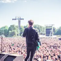 Dengarkan undefined, tonton video musik, baca bio, lihat tanggal tur & lainnya!