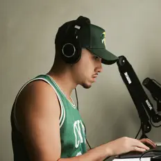 Dengarkan Chris Caro, tonton video musik, baca bio, lihat tanggal tur & lainnya!