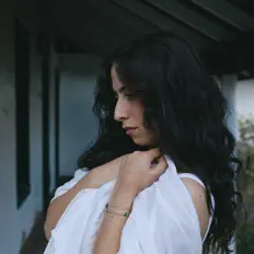 Dengarkan Mona Lucine, tonton video musik, baca bio, lihat tanggal tur & lainnya!