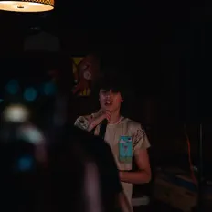 聆聽 KiddAmends、觀看音樂影片、閱讀小傳、查看巡演日期等！