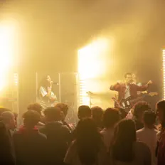 Beachpoint Churchを聴いたり、ミュージックビデオを鑑賞したり、経歴やツアー日程などを確認したりしましょう！