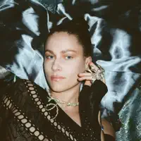 undefined을(를) 듣고, 뮤직 비디오를 보고, 약력을 읽고, 투어 일정 등을 확인하세요!