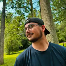 Escucha a JVO, mira videos musicales, lee su biografía, consulta las fechas de las gira y más.