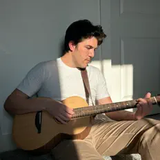 Escucha a Nick Thomas, mira videos musicales, lee su biografía, consulta las fechas de las gira y más.