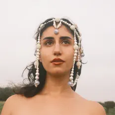 聆聽 Naaz、觀看音樂影片、閱讀小傳、查看巡演日期等！