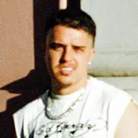 聆聽 undefined、觀看音樂影片、閱讀小傳、查看巡演日期等！