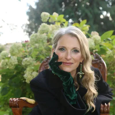 Listen to Eimear Quinn, watch music videos, read bio, see tour dates & more!