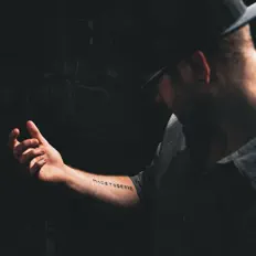 Madetoserveを聴いたり、ミュージックビデオを鑑賞したり、経歴やツアー日程などを確認したりしましょう！