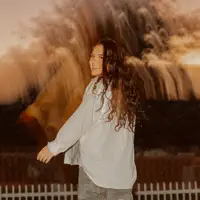 Ouça undefined, assista a videoclipes, leia a biografia, veja as datas das turnês e mais!