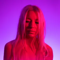 Lærke Emilieを聴いたり、ミュージックビデオを鑑賞したり、経歴やツアー日程などを確認したりしましょう！