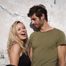 Luister naar To The Moon & Back, bekijk muziekvideo's, lees de bio, bekijk de tourdata, en meer!