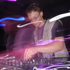 Luk을(를) 듣고, 뮤직 비디오를 보고, 약력을 읽고, 투어 일정 등을 확인하세요!