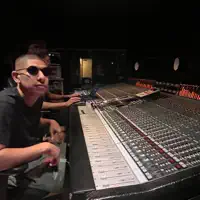 聆聽 undefined、觀看音樂影片、閱讀小傳、查看巡演日期等！