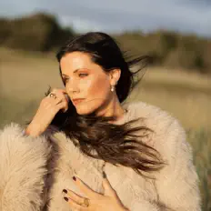 Silje Strand सुनें, म्यूज़िक वीडियो देखें, बायो पढ़ें, दौरे की तारीखें और बहुत कुछ देखें!