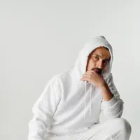 聆聽 undefined、觀看音樂影片、閱讀小傳、查看巡演日期等！