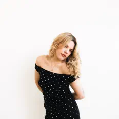 Écoutez Hope Winter, regardez des vidéoclips, lisez la biographie, consultez les dates de tournée et plus encore !