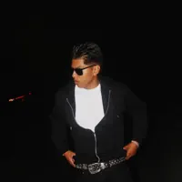 undefinedを聴いたり、ミュージックビデオを鑑賞したり、経歴やツアー日程などを確認したりしましょう！