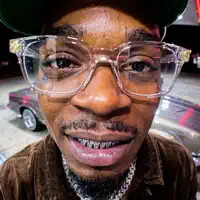 Hör dir undefined an, schau dir Musikvideos an, lies die Biografie, finde Tourdaten und mehr!