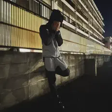 收听 AMA、观看音乐视频、阅读小传、查看巡演日期等 ！