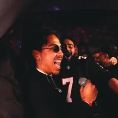 聆聽 Akira、觀看音樂影片、閱讀小傳、查看巡演日期等！