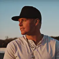 Ascolta undefined, guarda video musicali, leggi la biografia, vedi le date del tour & altro!