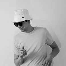 聆聽 Klinkstar、觀看音樂影片、閱讀小傳、查看巡演日期等！