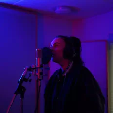 聆聽 Kitty Embee、觀看音樂影片、閱讀小傳、查看巡演日期等！