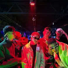 Kamuz dinle, müzik videolarını izle, biyografisini oku, tur tarihlerini ve daha fazlasını gör!