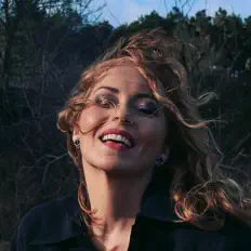 聆聽 Anneke van Giersbergen、觀看音樂影片、閱讀小傳、查看巡演日期等！