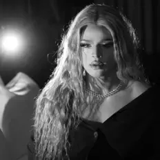 Ouve Favela Lacroix, vê vídeos de música, lê a biografia, vê as datas da digressão e muito mais!