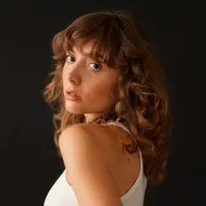Escucha a ANISIA, mira videos musicales, lee su biografía, consulta las fechas de las gira y más.