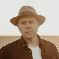 Poslechněte si interpreta undefined, sledujte hudební videa, přečtěte si životopis, podívejte se na data turné a další informace.