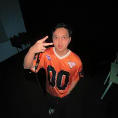 Ouça L!FE, assista a videoclipes, leia a biografia, veja as datas das turnês e mais!