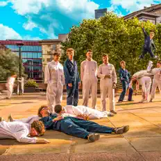 Bayboards सुनें, म्यूज़िक वीडियो देखें, बायो पढ़ें, दौरे की तारीखें और बहुत कुछ देखें!