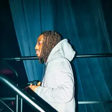 TVLMを聴いたり、ミュージックビデオを鑑賞したり、経歴やツアー日程などを確認したりしましょう！