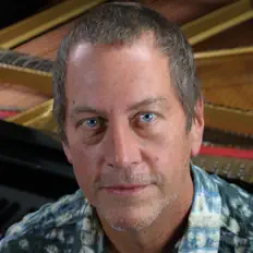 聆聽 Russ Lossing、觀看音樂影片、閱讀小傳、查看巡演日期等！