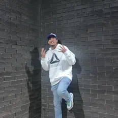 Ascolta Yung Chong, guarda video musicali, leggi la biografia, vedi le date del tour & altro!