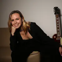 收听 undefined、观看音乐视频、阅读小传、查看巡演日期等 ！