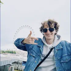 Ouça Undersided, assista a videoclipes, leia a biografia, veja as datas das turnês e mais!