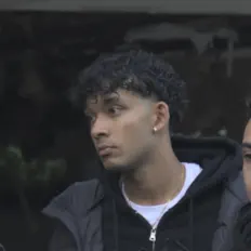 Poslechněte si interpreta Essi, sledujte hudební videa, přečtěte si životopis, podívejte se na data turné a další informace.