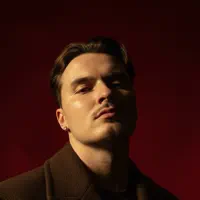 Escucha a undefined, mira videos musicales, lee su biografía, consulta las fechas de las gira y más.