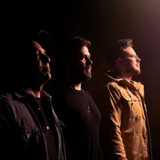 Ascolta Identidade Sua, guarda video musicali, leggi la biografia, vedi le date del tour & altro!