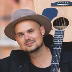 Dengarkan Simon Erics, tonton video musik, baca bio, lihat tanggal tur & lainnya!