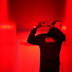 SheLovesSwayyを聴いたり、ミュージックビデオを鑑賞したり、経歴やツアー日程などを確認したりしましょう！