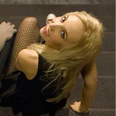 聆聽 DESHPLEASE、觀看音樂影片、閱讀小傳、查看巡演日期等！