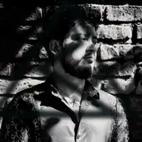 聆聽 undefined、觀看音樂影片、閱讀小傳、查看巡演日期等！